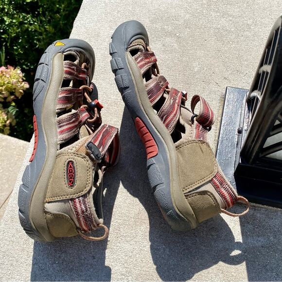 Keen Hiking Closed Toe Sandals Boys Size 5 US Waterproof Outdoors Tan Orange - Picture 8 of 16